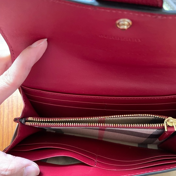 Like new Burberry wallet - Picture 3 of 6